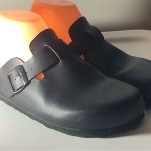 cushionaire women's black leather Mules clogs sandals Size 7M